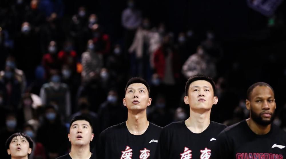 把腿张开的女人